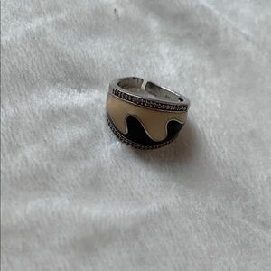 Elegant Silver vintage 925 and Cream Wave Ring with diamonds
